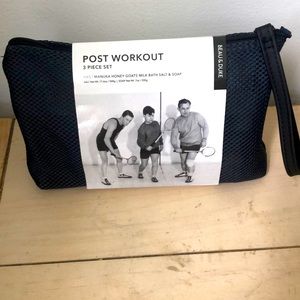 Post Workout 🏋️‍♂️ 3 piece set ( mesh bag, 17.6 oz bath salt, & 7 oz soap bar)